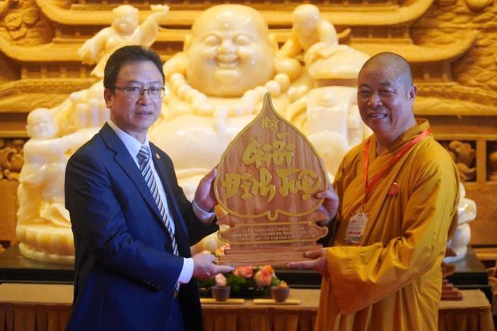Hòa thượng Thích Thọ Lạc trao tặng lá bồ đề cho ông Nguyễn Văn Thanh, Ủy viên Đoàn Chủ tịch, Trưởng ban Dân tộc và Tôn giáo, Ủy ban Trung ương MTTQ Việt Nam. Ảnh: Đình Minh.