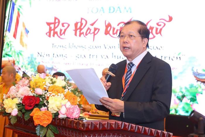 PGS.TS Đinh Quang Hải, nguyên Viện Trưởng Viện Sử học, nguyên Tổng Biên tập Tạp chí Nghiên cứu Lịch sử trình bày đề dẫn tọa đàm khoa học. Ảnh: Lê Khánh.