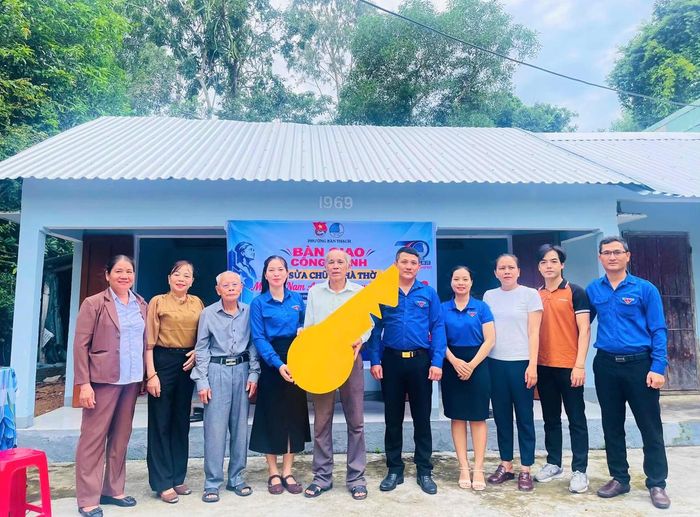 Tuổi trẻ phường Bàn Thạch bàn giao nhà thờ Mẹ Việt Nam anh hùng Nguyễn Thị Khải. Ảnh: BT.