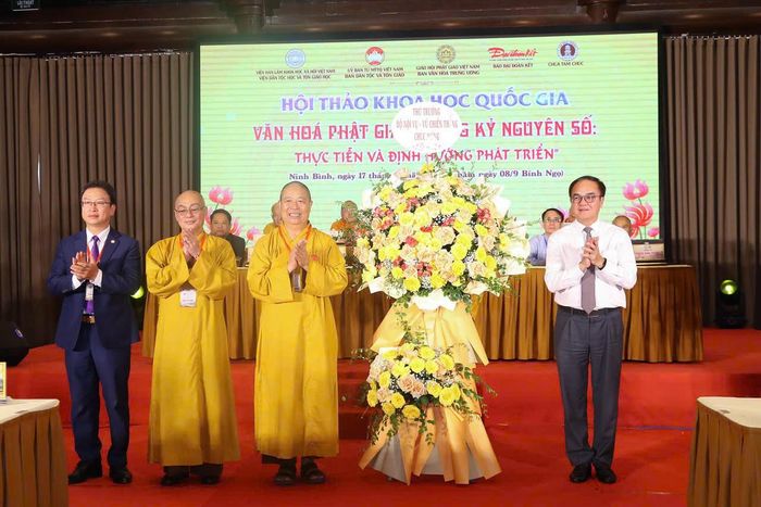 Thứ trưởng Bộ Nội vụ Vũ Chiến Thắng trao tặng lẵng hoa chúc mừng chư tôn đức và đại diện các đơn vị đồng tổ chức Hội thảo. Ảnh: Lê Khánh.