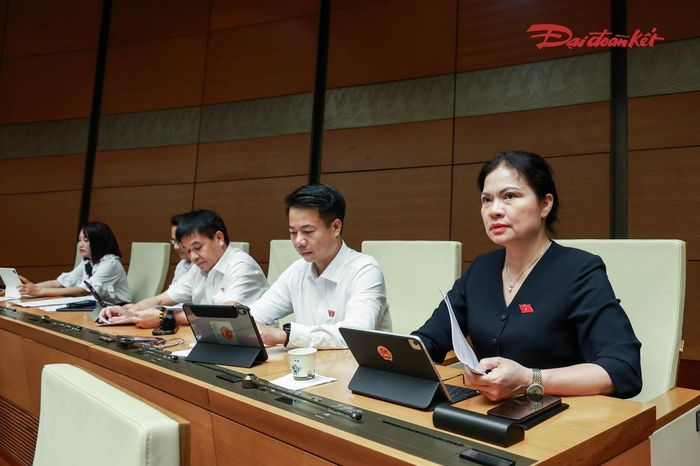 Ủy viên Trung ương Đảng, Phó Chủ tịch - Tổng Thư ký UBTW MTTQ Việt Nam Hà Thị Nga dự phiên họp. Ảnh: Quang Vinh
