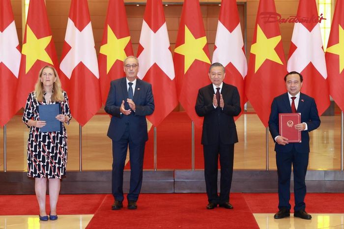  Tổng Bí thư, Chủ tịch nước Tô Lâm và Tổng thống Guy Parmelin chứng kiến lễ trao các văn kiện hợp tác giữa bộ, ngành hai nước. Ảnh: Minh Nam