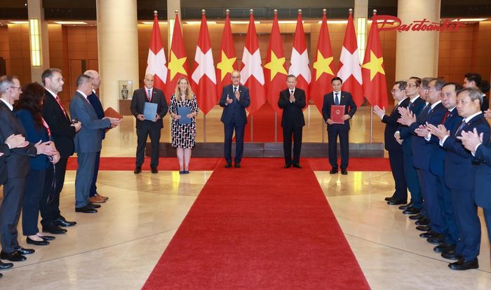  Tổng Bí thư, Chủ tịch nước Tô Lâm và Tổng thống Guy Parmelin chứng kiến lễ trao các văn kiện hợp tác giữa bộ, ngành hai nước. Ảnh: Minh Nam
