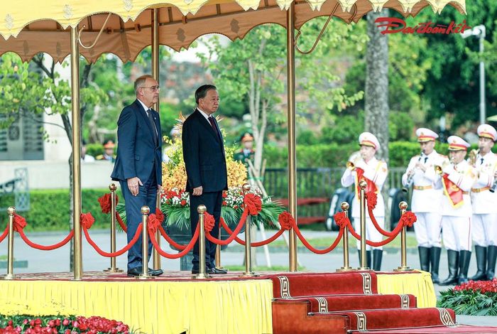 Tổng Bí thư, Chủ tịch nước Tô Lâm và Tổng thống Liên bang Thụy Sĩ Guy Parmelin nghe Quân nhạc cử Quốc thiều hai nước. Ảnh: Minh Nam