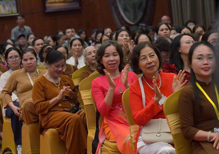 Các tăng ni, Phật tử chăm chú theo dõi vở nhạc kịch cải lương tái hiện cuộc đời và sự nghiệp hành đạo của Đại lão Hòa thượng Thích Đức Nhuận, qua đó lan tỏa những giá trị đạo đức, tinh thần từ bi và truyền thống gắn bó giữa Đạo pháp với Dân tộc.