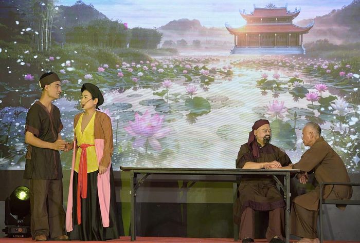 Không gian sân khấu tái hiện cuộc đời tu hành và đạo nghiệp của Đức Đệ nhất Pháp chủ Giáo hội Phật giáo Việt Nam.