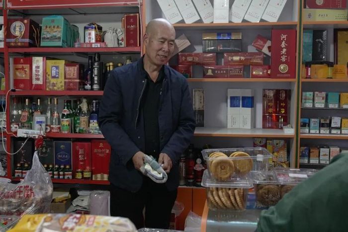  Ma Rong, chủ cửa hàng tạp hóa, đã kinh doanh ở Ulanqab, Nội Mông suốt 30 năm. Ảnh: Steve Wang/CNN. 