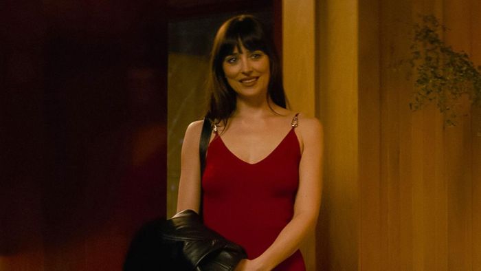  Dakota Johnson có một số cảnh quay táo bạo gây đỏ mặt trong phim. Song, ngoài những cảnh 18+, mỹ nhân chưa để lại nhiều ấn tượng đặc biệt dù có nhiều đất diễn nhất trong dàn cast. Tờ Variety nhận xét bộ phim không gợi được sức nóng như mong đợi. Những cảnh quay gợi cảm gợi nhớ vai Anastasia Steele của cô trong 50 sắc thái, song chưa đủ giúp Lowen trở thành nhân vật có sức hút riêng giữa câu chuyện đầy dục vọng và bí mật. Ảnh: IGN.