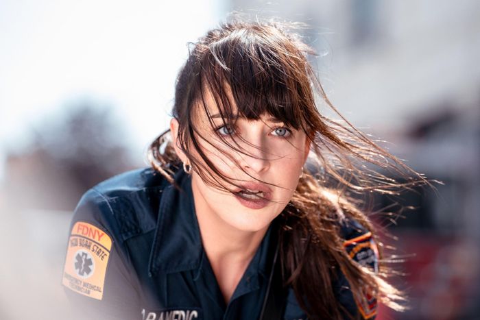 Sau 50 sắc thái, Dakota Johnson những năm qua đã có sự nỗ lực nhất định để thoát khỏi mác mỹ nhân cảnh nóng. Cô từng tìm kiếm những vai diễn đa dạng màu sắc hơn qua Suspiria, The Lost Daughter, Cha Cha Real Smooth hay Daddio. Năm 2024, người đẹp đóng chính trong Madame Web, tác phẩm siêu anh hùng của Sony, nhưng phim thất bại về chất lượng lẫn doanh thu. Ảnh: Sony Pictures. 