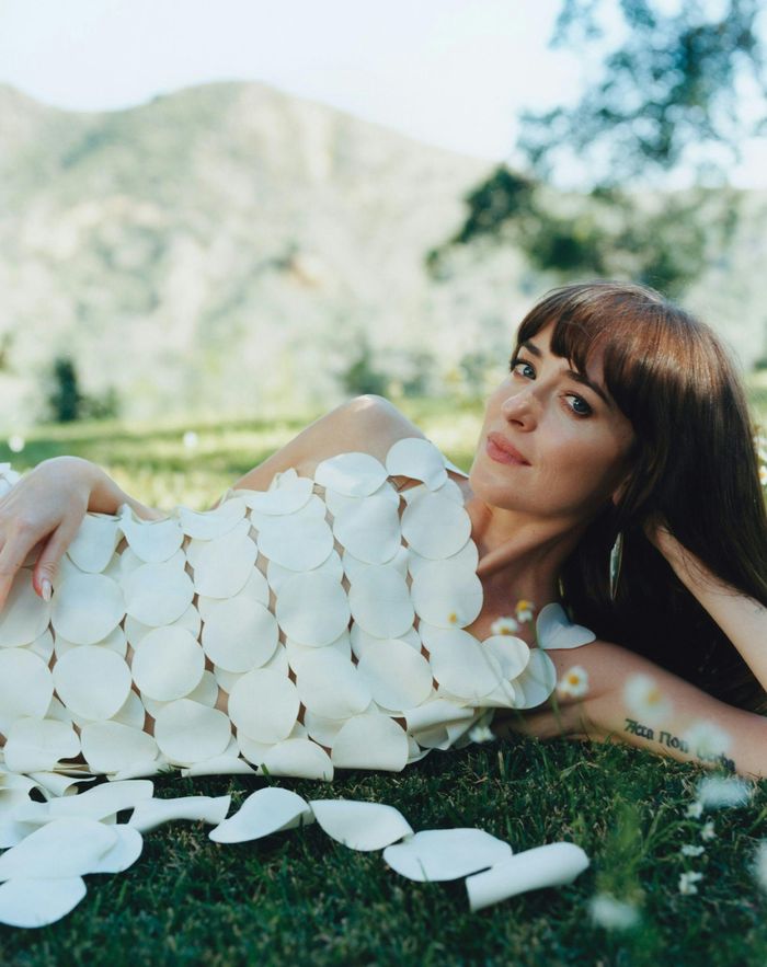  Năm 2025, mỹ nhân trở lại với Materialists của Celine Song và phim hài tình cảm Splitsville. Qua mỗi tác phẩm, Dakota Johnson vẫn tạo được ấn tượng với sắc vóc ấn tượng và gương mặt ngọt ngào. Tuy nhiên, diễn xuất của ngôi sao sinh năm 1989 vẫn chưa hoàn toàn thuyết phục được giới phê bình lẫn khán giả đại chúng. Ảnh: Bustle. 