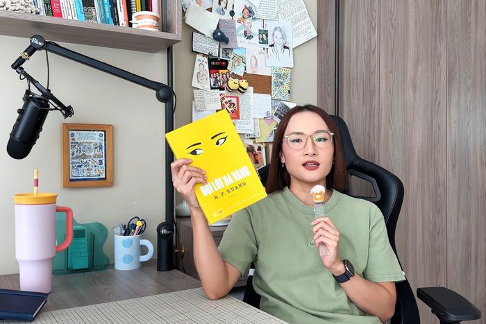 Giang Ơi chia sẻ cảm nhận về Đội lốt da vàng của R. F. Kuang trong video review trên kênh cá nhân. Ảnh: Giang Ơi/YouTube .