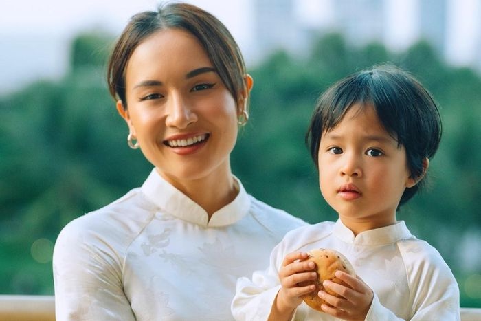 Hành trình làm mẹ cũng là dịp để nhìn lại thói quen và cách sống để làm gương cho con bằng những điều mình muốn con học hỏi. Ảnh: NVCC .