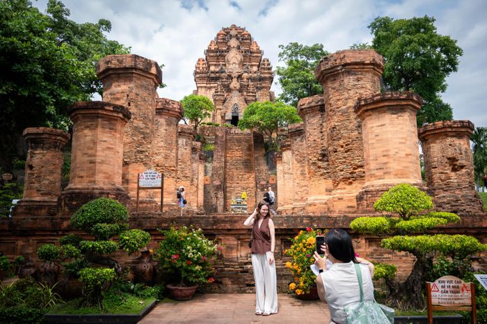  Du khách quốc tế chụp ảnh tại tháp Bà Ponagar Nha Trang, Khánh Hòa, tháng 9. Ảnh: Đinh Hà.