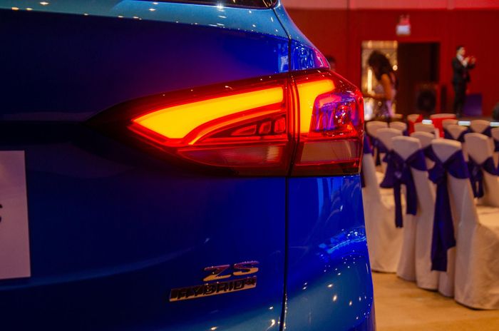  Đuôi xe thiết kế đơn giản, điểm nhấn là huy hiệu Hybrid+ cho thấy sự thay đổi lớn ở hệ truyền động của mẫu SUV cỡ B. MG ZS có trang bị cốp điện. 