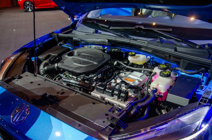  Không chỉ lột xác từ ngoại thất đến nội thất, MG ZS thế hệ mới còn có sự thay đổi lớn bên dưới nắp ca-pô. Mẫu SUV cỡ B được trang bị hệ truyền động Hybrid+ thế hệ mới, kết hợp giữa động cơ xăng 1.5L (công suất 101 mã lực/mô-men xoắn 128 Nm) với motor điện (131 mã lực/250 Nm) và gói pin dung lượng 1,83 kWh. Mẫu SUV cỡ B sở hữu công suất kết hợp tối đa xấp xỉ 197 mã lực. 