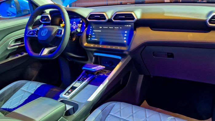  Khoang lái MG ZS được nâng cấp đáng kể so với bản tiền nhiệm, hiện đại hơn nhưng vẫn gọn gàng, dễ thao tác. Vật liệu da được sử dụng tại nhiều vị trí tiếp xúc trong cabin, kết hợp tông màu Vani Đen. Các cửa gió điều hòa bố trí ở tầng trên của táp-lô. 