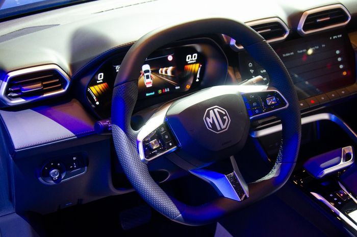  Cận cảnh vô lăng D-Cut trên MG ZS, được bọc chất liệu Da PVC và tích hợp các phím chức năng. Nằm sau vô lăng này là cụm màn hình thông tin kích thước 7 inch, hiển thị màu. 