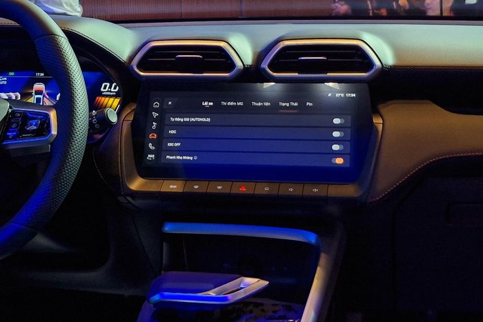  Ở trung tâm táp-lô là màn hình giải trí trung tâm kích thước 12,3 inch, hỗ trợ kết nối Apple CarPlay và Android Auto. Nằm ngay dưới màn hình trung tâm là dãy phím bấm vật lý điều chỉnh âm lượng, điều hòa... 