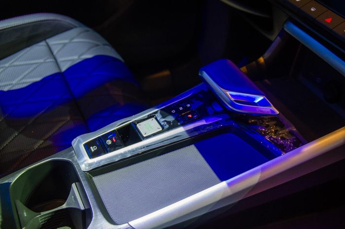  Tại bệ trung tâm, MG ZS sở hữu cần số điện tử với tạo hình được hãng mô tả tương tự cánh máy bay phản lực. Đáng chú ý, nút bấm khởi động của xe cũng được đặt tại khu vực yên ngựa này, cạnh phanh tay điện tử. 