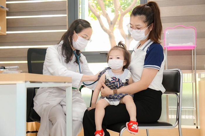 Bác sĩ thăm khám cho bệnh nhi. Ảnh: BVCC.