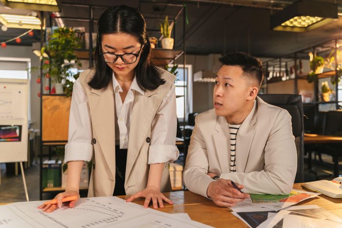 Chia tay không có nghĩa phải gạt bỏ mọi cảm xúc, nhưng mỗi người cần học cách cân bằng chuyện riêng với công việc. Ảnh: Antoni Shkraba/Pexels.
