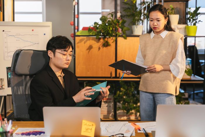 Giữ ranh giới rõ ràng và giao tiếp chuyên nghiệp giúp hạn chế xung đột khi hai người tiếp tục làm đồng nghiệp. Ảnh: Antoni Shkraba/Pexels.