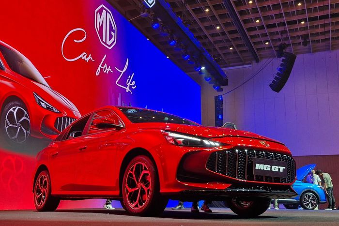  MG GT 1.5T Luxury có giá 512 triệu đồng, còn phiên bản 1.5T Premium được bán với giá 586 triệu đồng. Phân khúc sedan cỡ C của MG GT lúc này đang khá "vắng vẻ" với các đại diện nổi bật gồm Honda Civic, Hyundai Elantra, Kia K3, Mazda3 và BYD Seal 5. 