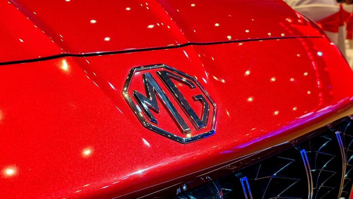  MG GT cũng được hưởng chính sách bảo hành 10 năm, chương trình cứu hộ 24/7. Trong giai đoạn đầu mở bán, khách Việt được hỗ trợ 50% lệ phí trước bạ. 