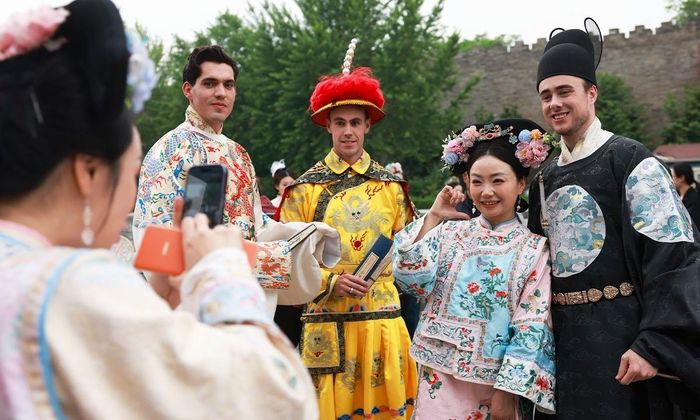 Du khách mặc trang phục truyền thống Trung Quốc chụp ảnh tại Tử Cấm Thành, Bắc Kinh, ngày 8/5/2025. Ảnh: VCG.