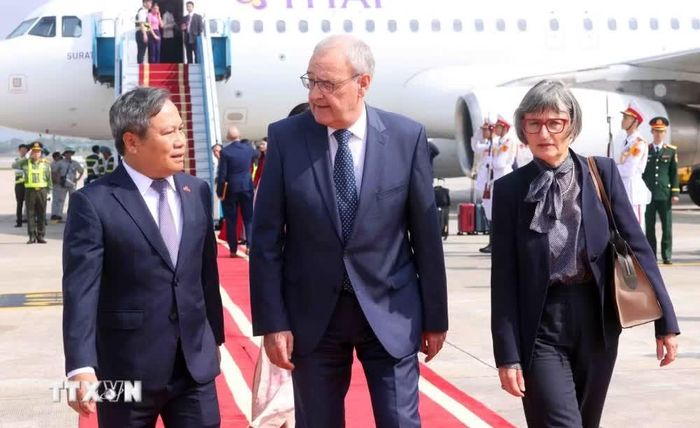  Tính đến tháng 7, Thụy Sĩ là nhà đầu tư lớn thứ sáu của châu Âu tại Việt Nam, đứng thứ 20 trong số 153 quốc gia và vùng lãnh thổ có vốn đầu tư trực tiếp vào Việt Nam. Nước này có 244 dự án còn hiệu lực với tổng vốn đăng ký khoảng 2,5 tỷ USD. Ảnh: Phạm Kiên/TTXVN. 