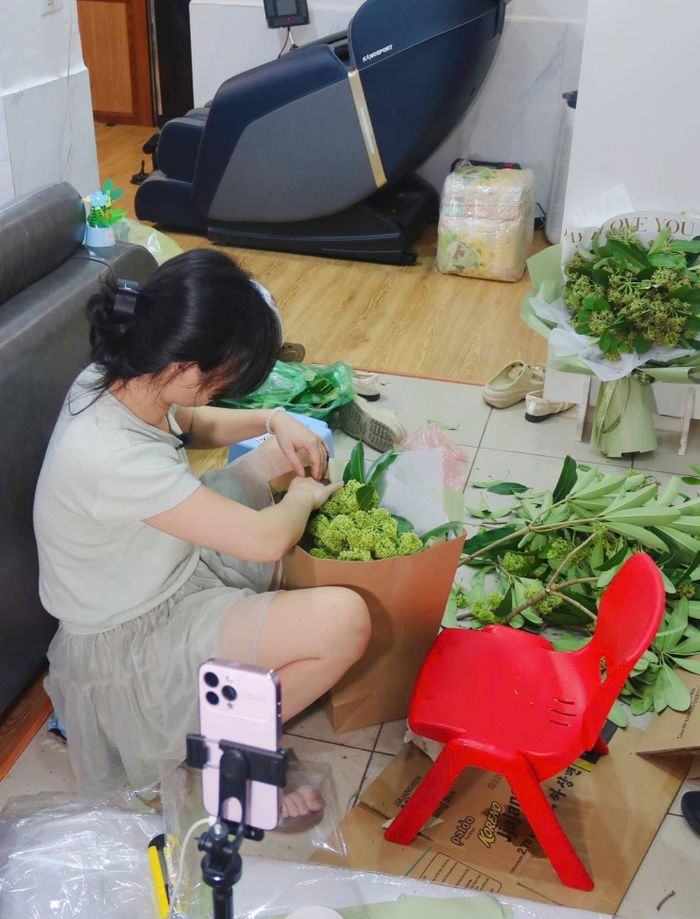 Mai Hương nhận được nhiều đơn hoa sữa trong dịp 20/10. Ảnh: NVCC.