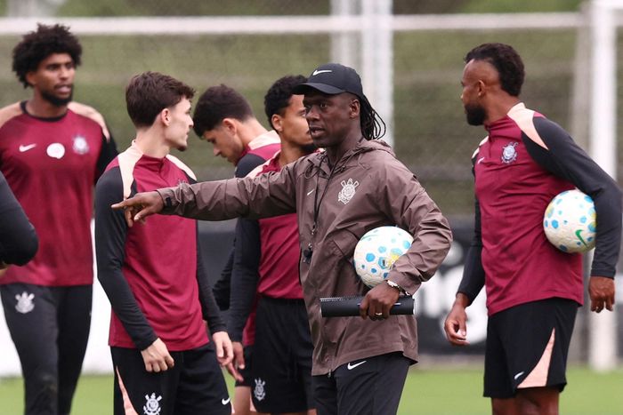  Seedorf tái xuất băng ghế chỉ đạo với nhiệm vụ cứu nguy cho Corinthians. 