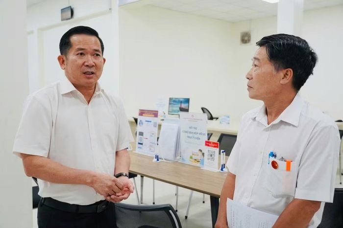 Ông Đinh Văn Nơi kiểm tra công tác giải quyết thủ tục hành chính tại đặc khu Phú Quốc.