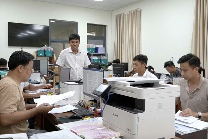 Cán bộ Chi nhánh Đăng ký đất đai Phú Quốc và Phòng NN&MT làm việc ngày đêm để đẩy nhanh tiến độ giải quyết hồ sơ đất đai cho người dân.