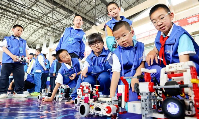  Một nhóm thí sinh tham gia cuộc thi AI và robot dành cho thanh thiếu niên tại tỉnh Cam Túc (Trung Quốc) vào ngày 10/5. Ảnh: VCG. 