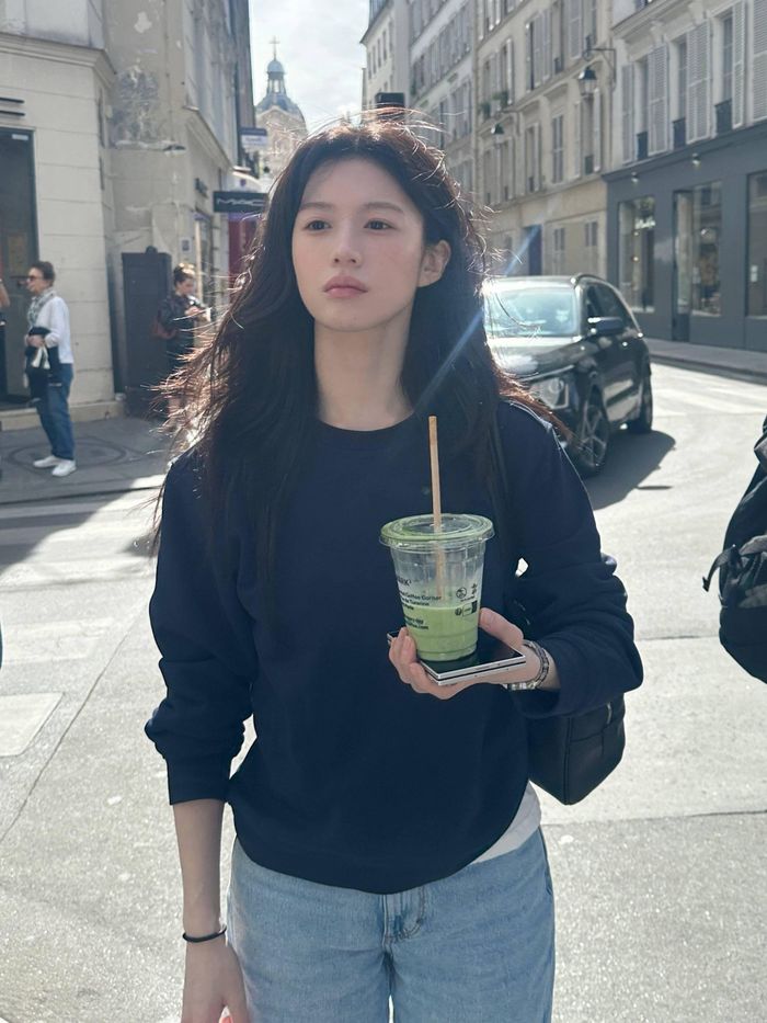 Diễn viên Moon Ga-young hay Go Younjung được nhiều cô gái Hàn Quốc xem là hình mẫu phong cách "Hyunbaek core". Ảnh: @m_kayoung, @goyounjung/Instagram.