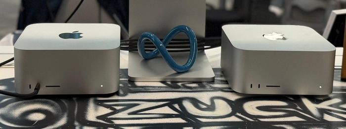 Nổi bật là hai máy tính Mac Studio của tập đoàn công nghệ Mỹ Apple. Theo Meta, hai thiết bị sử dụng chip M5 Ultra với tổng bộ nhớ hợp nhất 1 TB, phục vụ vận hành mô hình Muse Spark Open. Đáng chú ý, tùy chọn bộ nhớ 512 GB cho M5 Ultra chưa được Apple bán rộng rãi tại thời điểm bức ảnh được công bố.