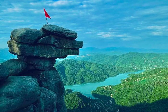  Cận cảnh khu vực núi Đá Chồng ở Quảng Ninh hút du khách đến trekking. Ảnh: Huy Lô.