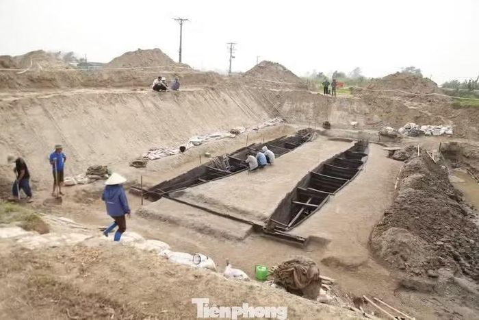 Khai quật di tích thuyền cổ ở Bắc Ninh. Ảnh: Nguyễn Thắng.