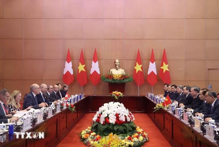 Ngay sau lễ đón, Tổng Bí thư, Chủ tịch nước Tô Lâm và Tổng thống Thụy Sĩ Guy Parmelin cùng Đoàn đại biểu cấp cao hai nước tiến hành hội đàm. Chuyến thăm Việt Nam của Tổng thống Guy Parmelin diễn ra trong năm kỷ niệm 55 năm thiết lập quan hệ ngoại giao, đồng thời hai nước đang triển khai khuôn khổ Đối tác toàn diện. Đây là dịp để hai bên củng cố tin cậy chính trị, thúc đẩy hợp tác kinh tế thực chất và mở rộng các lĩnh vực hợp tác hướng tới tương lai. Ảnh: Thống Nhất/TTXVN.