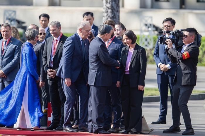 Cùng dự Lễ đón có các đồng chí: Nguyễn Thanh Nghị, Trưởng Ban Chính sách, chiến lược Trung ương; Lê Hoài Trung, Bộ trưởng Bộ Ngoại giao; các đồng chí Ủy viên Trung ương Đảng, lãnh đạo các ban, bộ, ngành Trung ương và thành phố Hà Nội; Đại sứ Việt Nam tại Liên bang Thụy Sĩ.