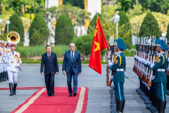 Trong tiếng nhạc chào mừng, Tổng Bí thư, Chủ tịch nước Tô Lâm và Tổng thống Guy Parmelin bước trên thảm đỏ lên bục danh dự. Quân nhạc cử Quốc thiều Thụy Sĩ và Quốc thiều Việt Nam.