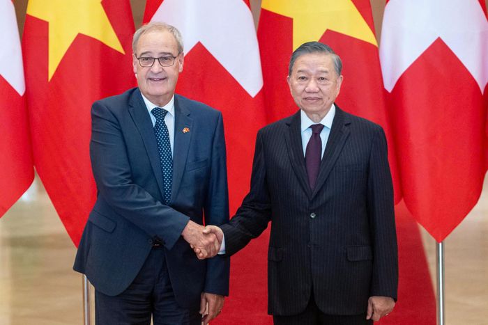Tổng thống Guy Parmelin và Tổng Bí thư, Chủ tịch nước Tô Lâm tại lễ đón. Hiện Thụy Sĩ là một trong những đối tác thương mại quan trọng của Việt Nam tại châu Âu, trong khi Việt Nam giữ vai trò đối tác thương mại đáng chú ý của Thụy Sĩ trong ASEAN. Kim ngạch thương mại song phương tăng qua các năm. Thụy Sĩ ngày càng coi trọng vị thế của Việt Nam, nhất là trong bối cảnh Việt Nam hội nhập kinh tế quốc tế sâu rộng và đã ký hiệp định thương mại tự do với Liên minh châu Âu (EU).