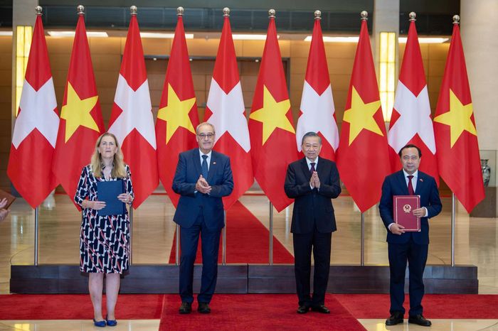 Tổng Bí thư, Chủ tịch nước Tô Lâm và Tổng thống Guy Parmelin chứng kiến lễ trao văn kiện hợp tác giữa bộ, ngành hai nước. Về đầu tư, tính đến tháng 10/2026, Thụy Sĩ đứng thứ 6 trong số các quốc gia châu Âu và thứ 20 trong tổng số 153 quốc gia, vùng lãnh thổ có đầu tư trực tiếp tại Việt Nam. Quan hệ hai nước còn được vun đắp qua tình hữu nghị, giao lưu văn hóa và sự gắn kết giữa nhân dân hai nước. Hai bên còn nhiều dư địa hợp tác trong giáo dục và đào tạo, đổi mới sáng tạo, phát triển bền vững, văn hóa và du lịch.