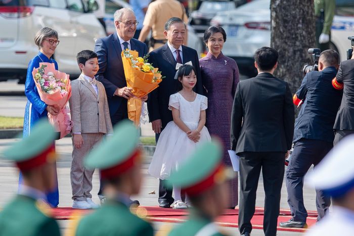 Đoàn xe hộ tống đưa Tổng thống Guy Parmelin và Phu nhân tiến vào Nhà Quốc hội trong sự chào đón của các em thiếu nhi Thủ đô với cờ hai nước trên tay. Tổng Bí thư, Chủ tịch nước Tô Lâm và Phu nhân nồng nhiệt chào mừng Tổng thống Thụy Sĩ cùng Phu nhân dẫn đầu đoàn đại biểu cấp cao đến thăm chính thức Việt Nam. Các em thiếu nhi trao tặng hai vị khách những bó hoa tươi thắm.