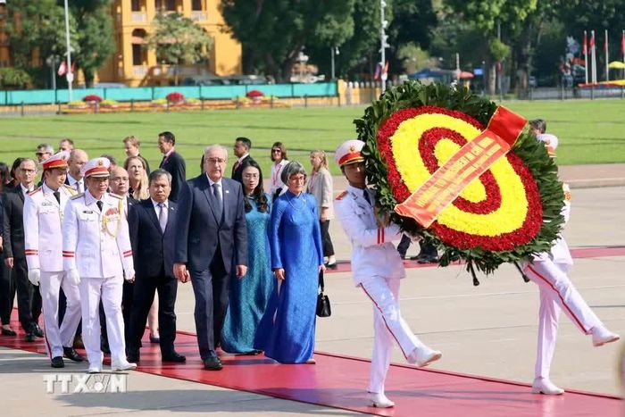 Chiều 17/10/2026, tại Hà Nội, Tổng thống Liên bang Thụy Sĩ Guy Parmelin và Phu nhân Caroline Parmelin cùng Đoàn đại biểu cấp cao Thụy Sĩ đến đặt vòng hoa và vào Lăng viếng Chủ tịch Hồ Chí Minh. Ảnh: TTXVN.