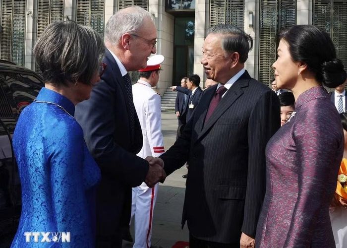 Tổng Bí thư, Chủ tịch nước Tô Lâm và Phu nhân nồng nhiệt chào đón Tổng thống Liên bang Thụy Sĩ Guy Parmelin và Phu nhân dẫn đầu Đoàn cấp cao Thụy Sĩ thăm chính thức Việt Nam. Ảnh: Thống Nhất/TTXVN