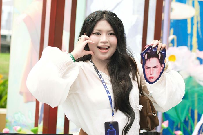 Phương Nguyên (23 tuổi, TP.HCM) đã có khoảng 6 lần tham gia concert Anh trai kể từ khi bắt đầu theo dõi chương trình vào năm 2024. Với Nguyên, sức hút của những đêm nhạc không chỉ đến từ nghệ sĩ mà còn nằm ở âm nhạc và chất lượng chương trình. Lần này, niềm vui càng trọn vẹn khi Nguyên có cơ hội gặp thần tượng, đồng thời mong chờ được nghe trực tiếp những ca khúc mình yêu thích trong chương trình.
