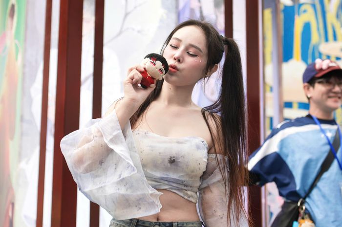  Theo thông tin từ nhà sản xuất, concert 1 dự kiến thu hút 40.000-50.000 khán giả. Chương trình mở bán vé vào giữa tháng 8 và nhanh chóng hết vé chỉ trong thời gian ngắn. Hạng vé cao nhất có giá 10 triệu đồng. Thực tế, sức hút của Anh trai vượt ngàn chông gai không phải điều mới xuất hiện ở mùa thứ hai. Mùa đầu tiên của chương trình đã tổ chức 8 concert và các đêm diễn đều ghi nhận tình trạng cháy vé.