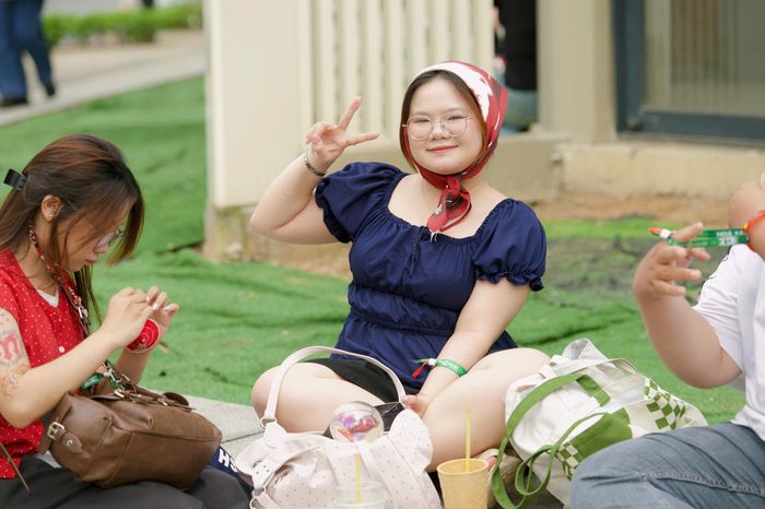  Bình Nguyên (22 tuổi, phường Thủ Đức), cựu sinh viên trường Đại học Khoa học Xã hội và Nhân văn, cho biết từ sáng sớm, cô và nhóm bạn đã đến khu vực tổ chức concert để đổi vòng và trao đổi quà tặng cùng cộng đồng người hâm mộ. Sở hữu vé early bird, Nguyên kỳ vọng sẽ được đứng sát sân khấu, đến gần các nghệ sĩ trong đêm nhạc. Dự đoán thời tiết tối 17/10 không mấy thuận lợi nhưng Nguyên không ngại mưa, chỉ lo sẽ mệt khi tham gia chương trình kéo dài.